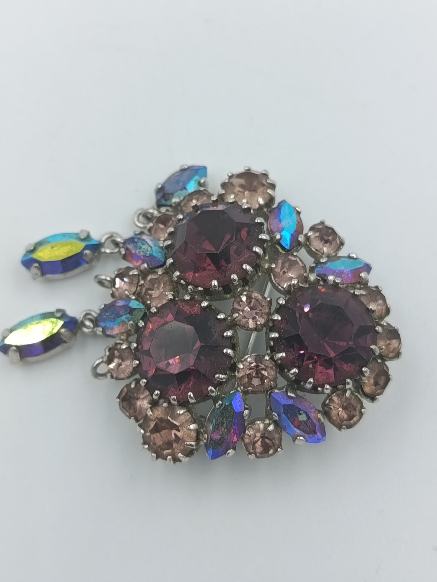 Vintage Strassbrosche in Rot- und Violetttönen