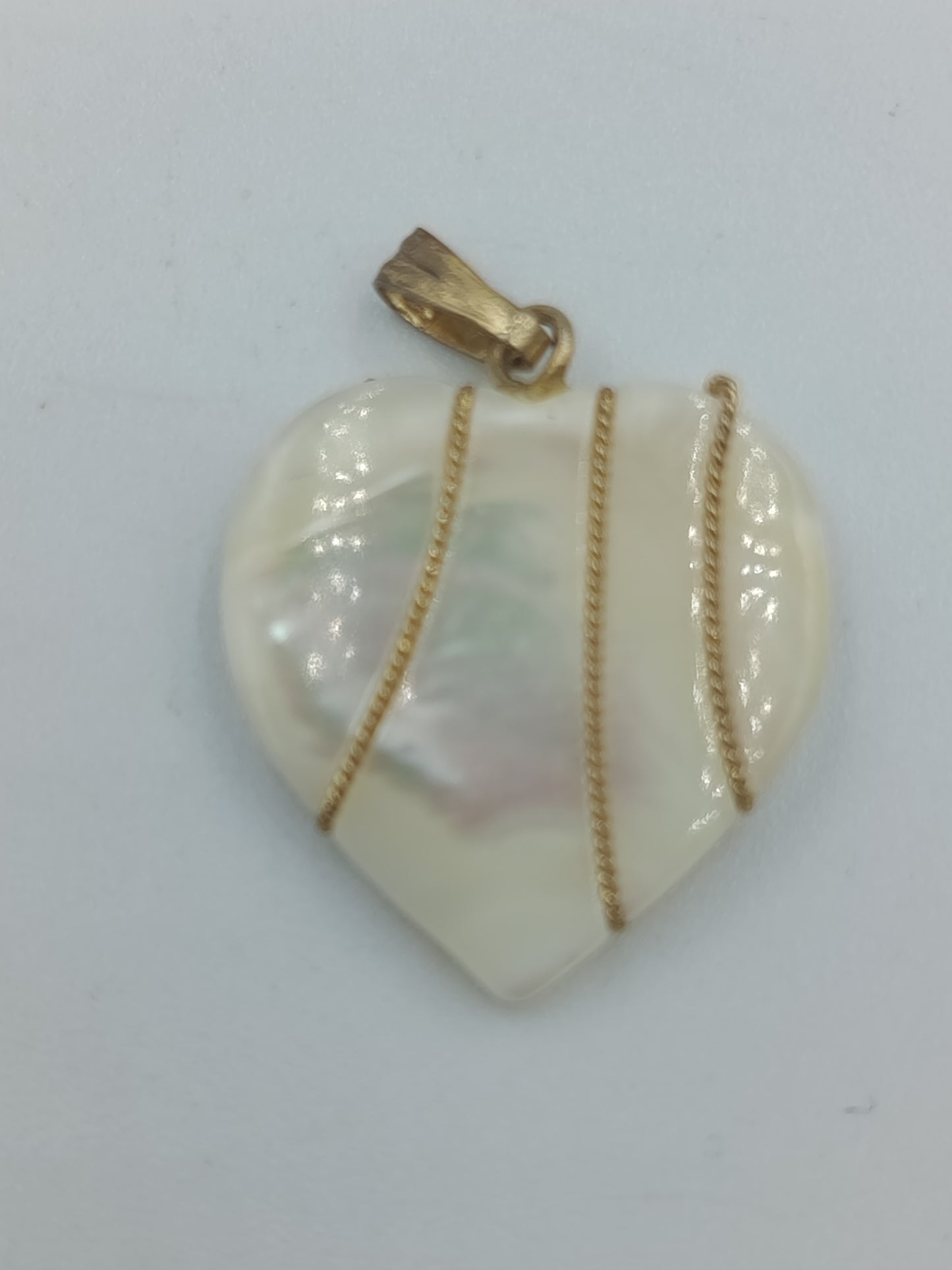Herzanhänger aus Perlmutt mit Goldfassung