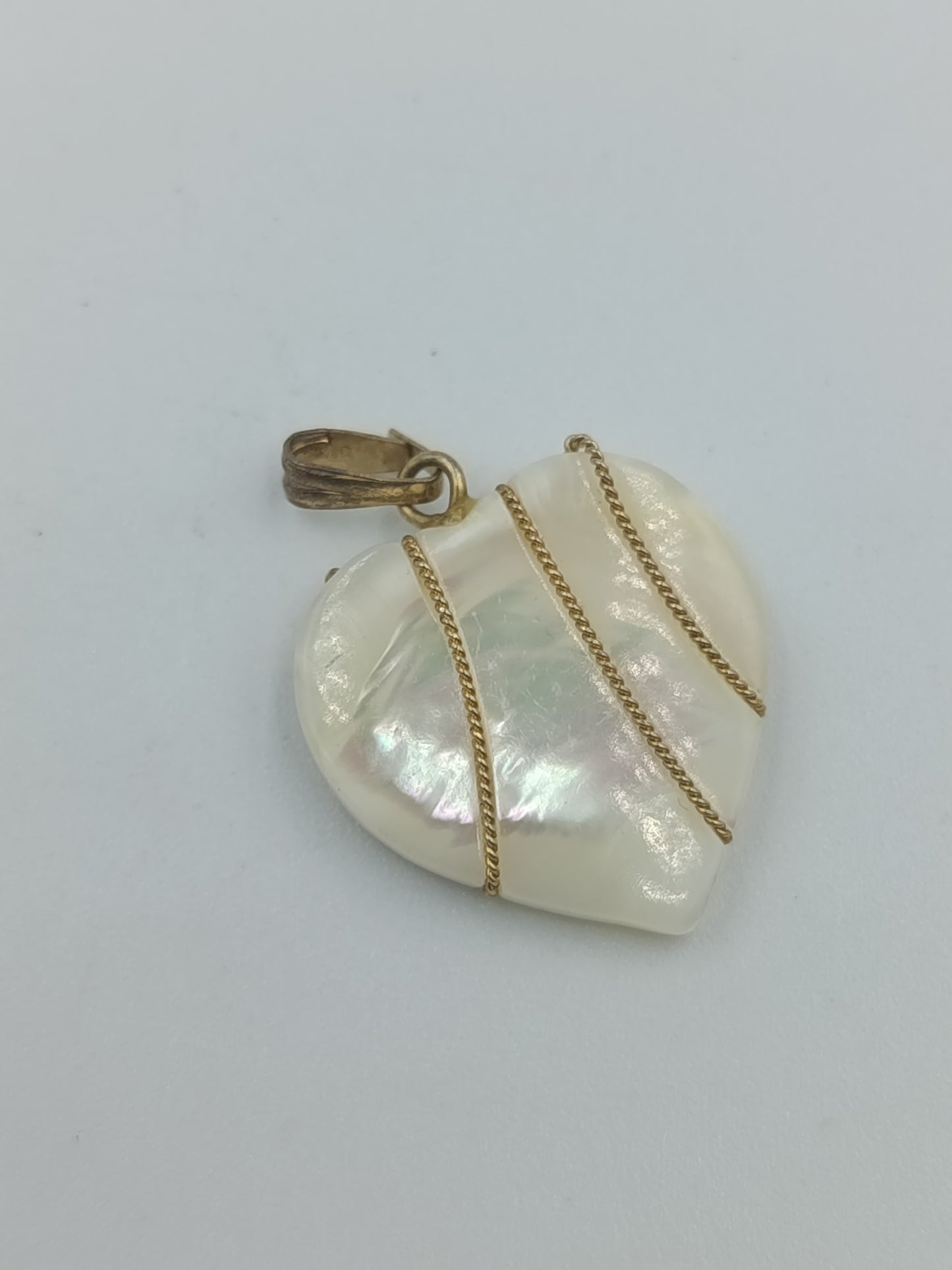 Herzanhänger aus Perlmutt mit Goldfassung