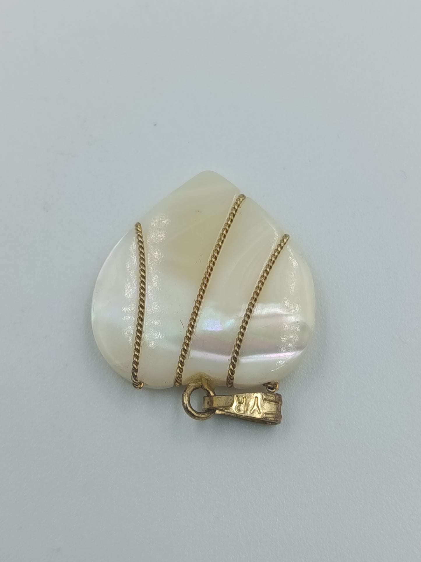 Herzanhänger aus Perlmutt mit Goldfassung