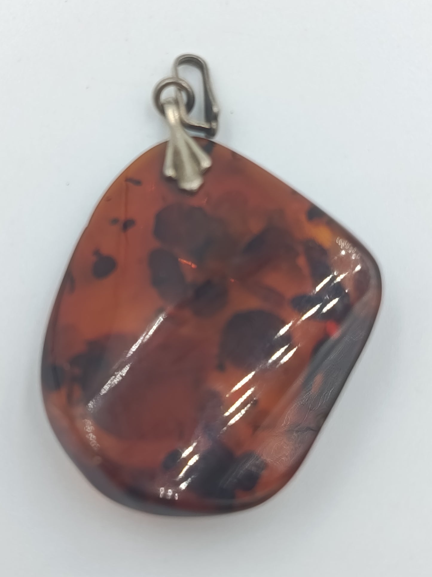 Bernsteinanhänger in Naturform