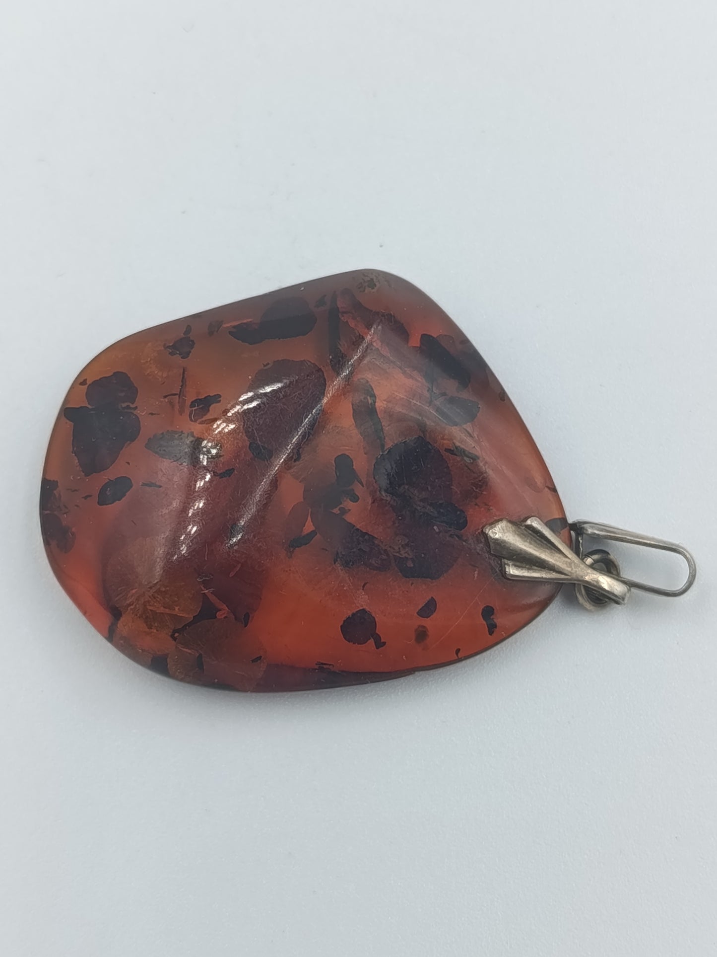 Bernsteinanhänger in Naturform