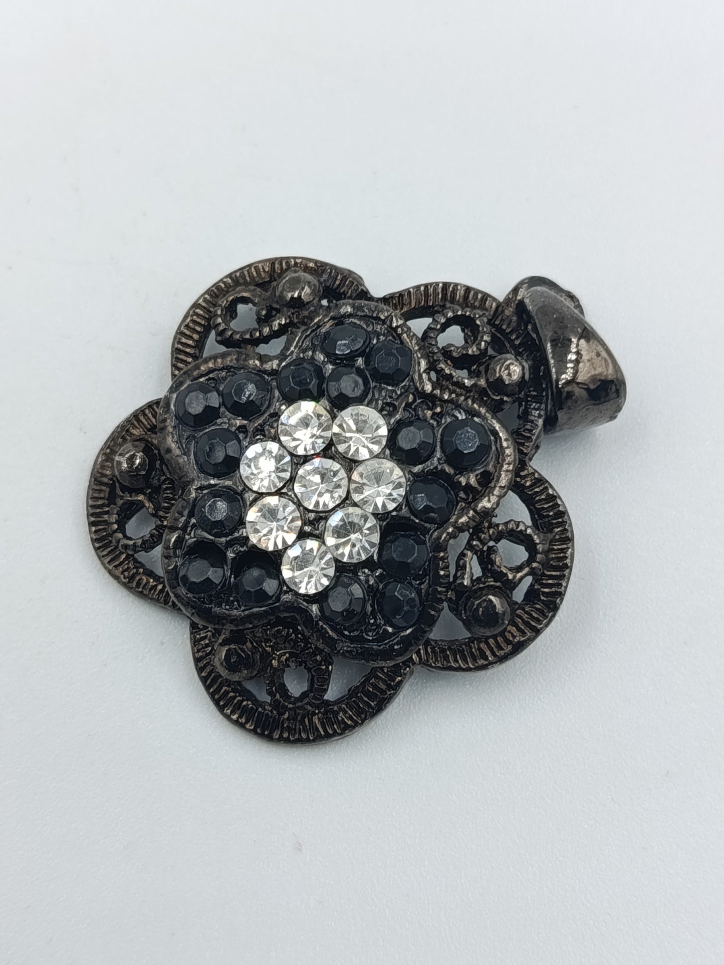 Anhänger im Antik-Look mit Strasssteinen