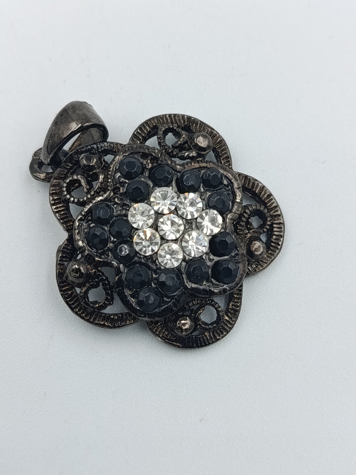 Anhänger im Antik-Look mit Strasssteinen