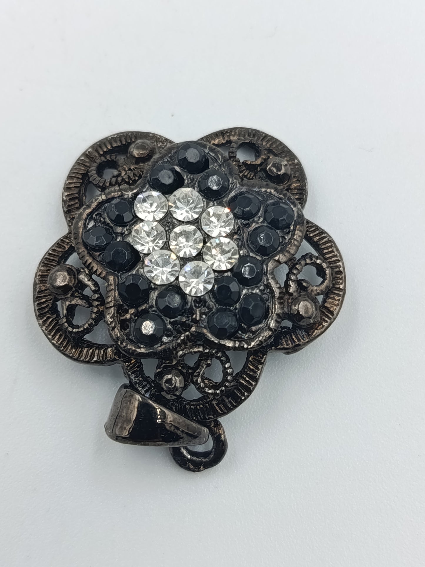 Anhänger im Antik-Look mit Strasssteinen