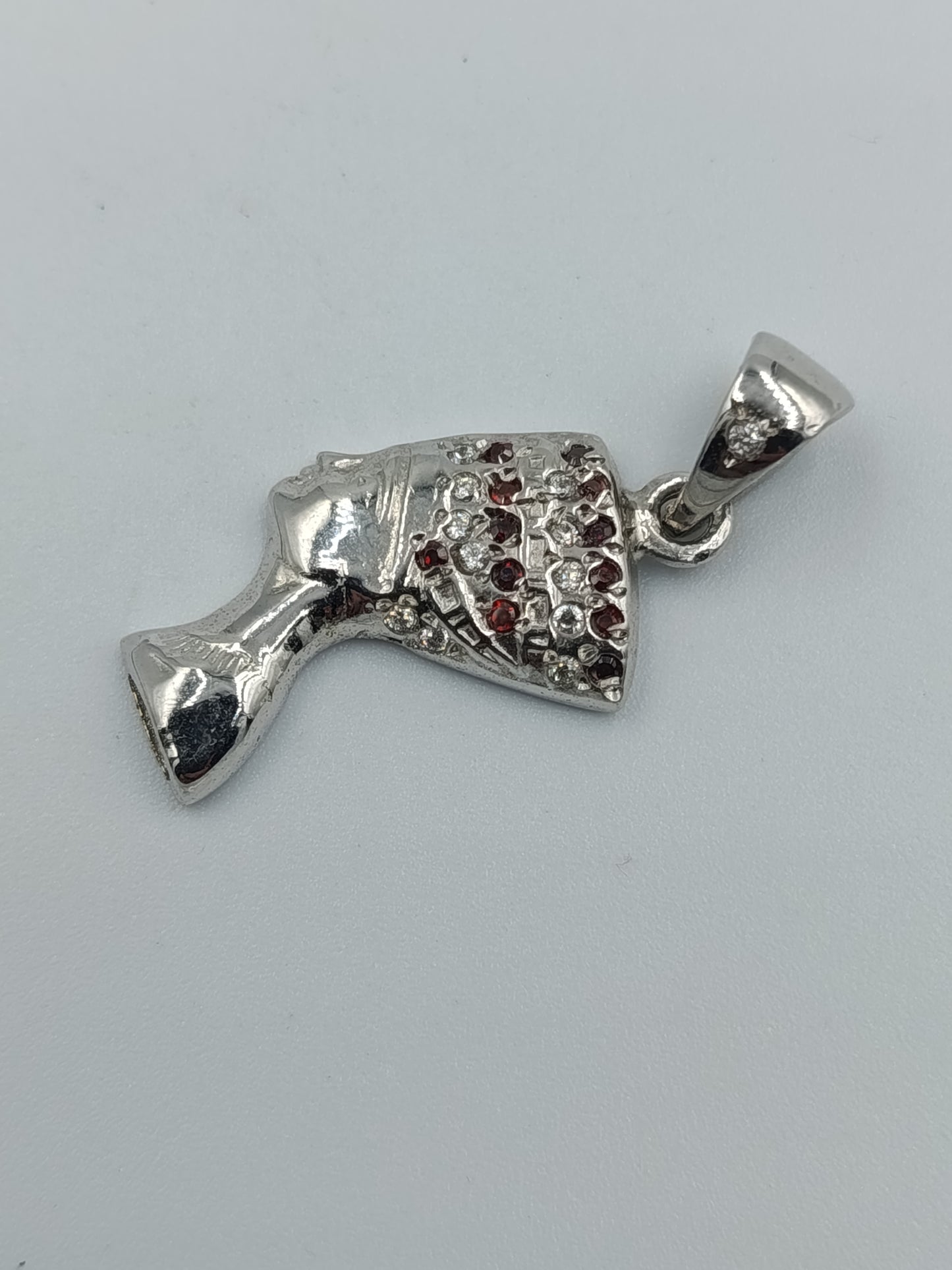 Silberfarbener Anhänger „Nofretete“ mit roten und klaren Steinen