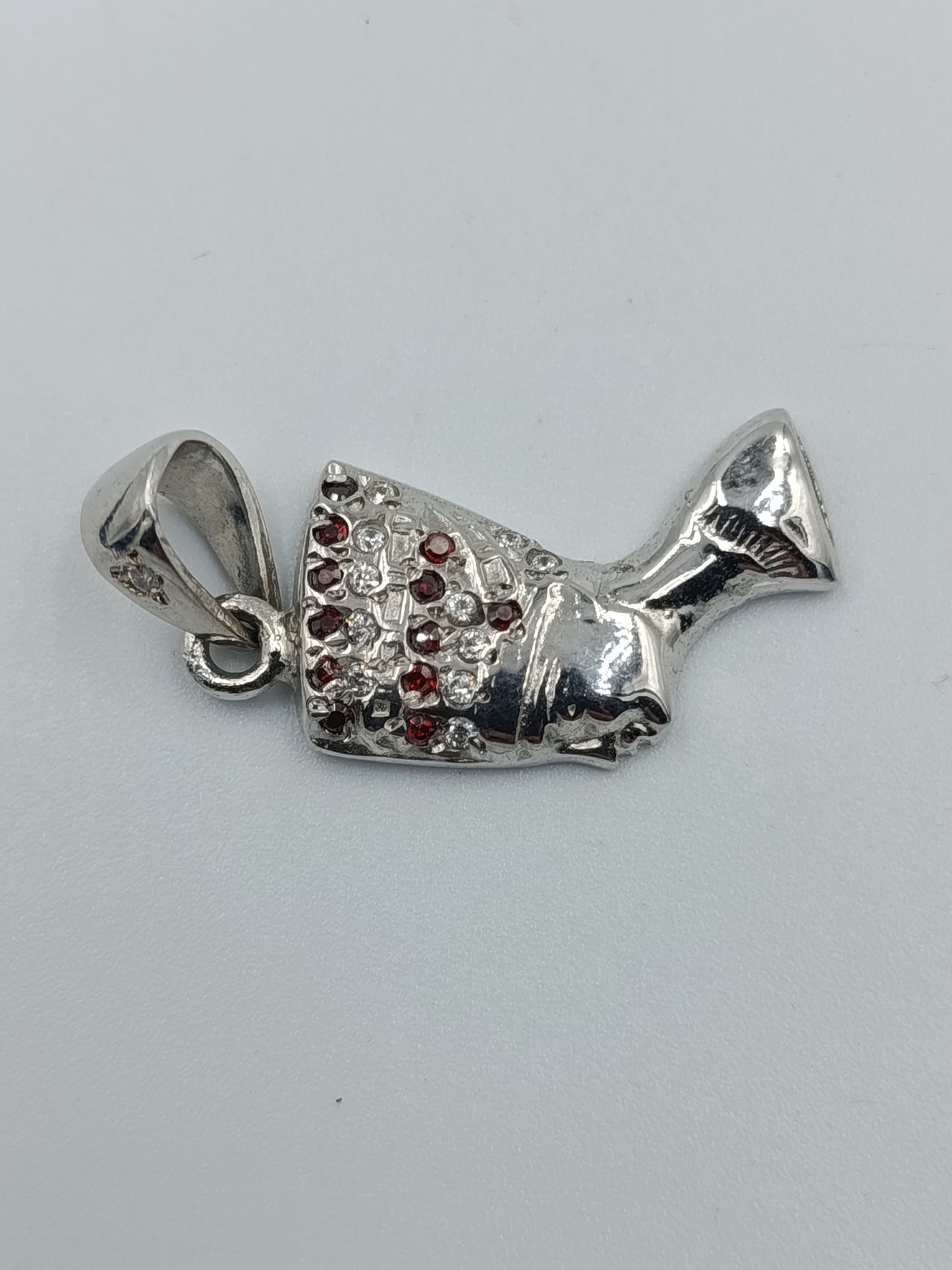 Silberfarbener Anhänger „Nofretete“ mit roten und klaren Steinen