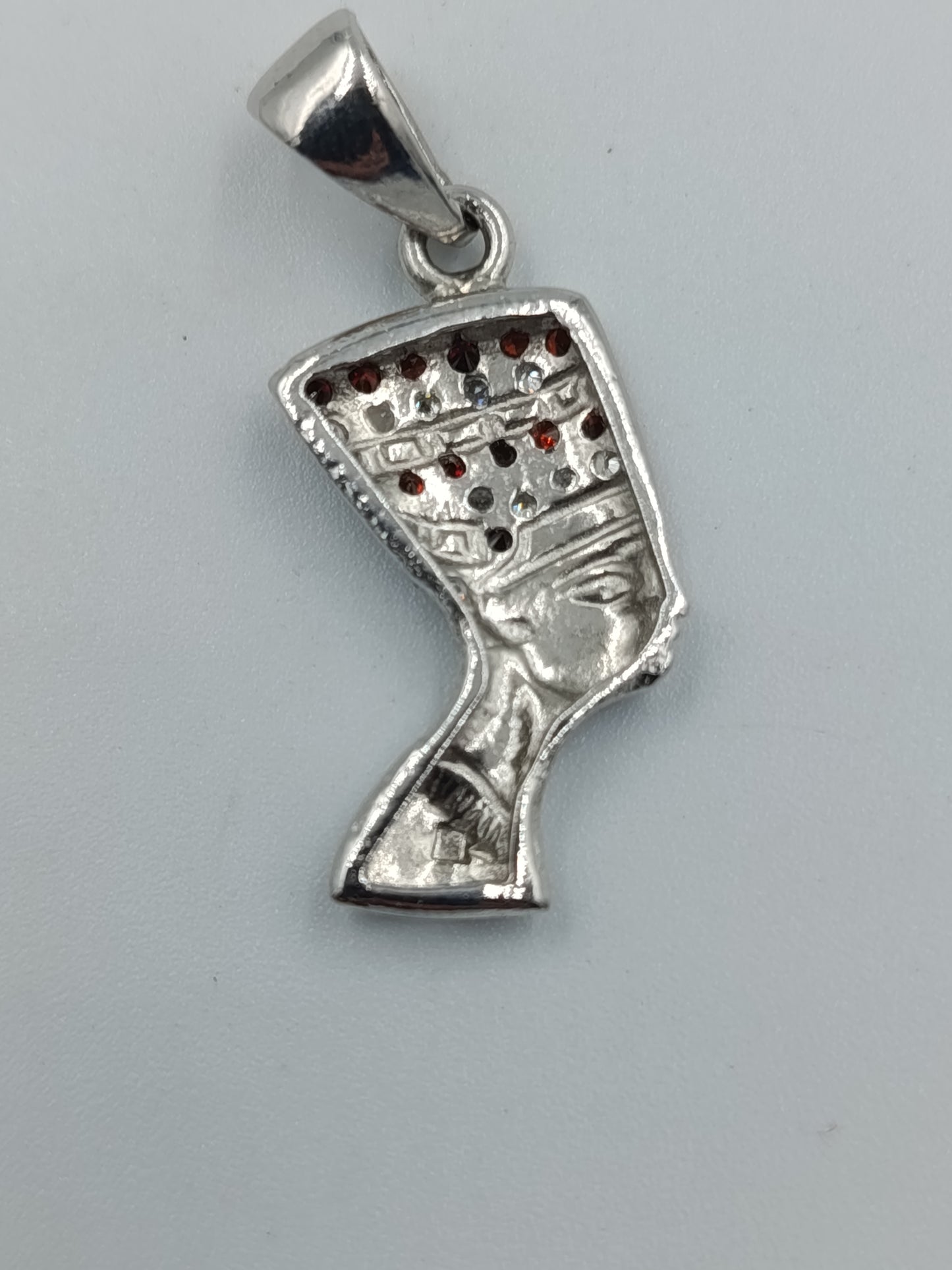 Silberfarbener Anhänger „Nofretete“ mit roten und klaren Steinen