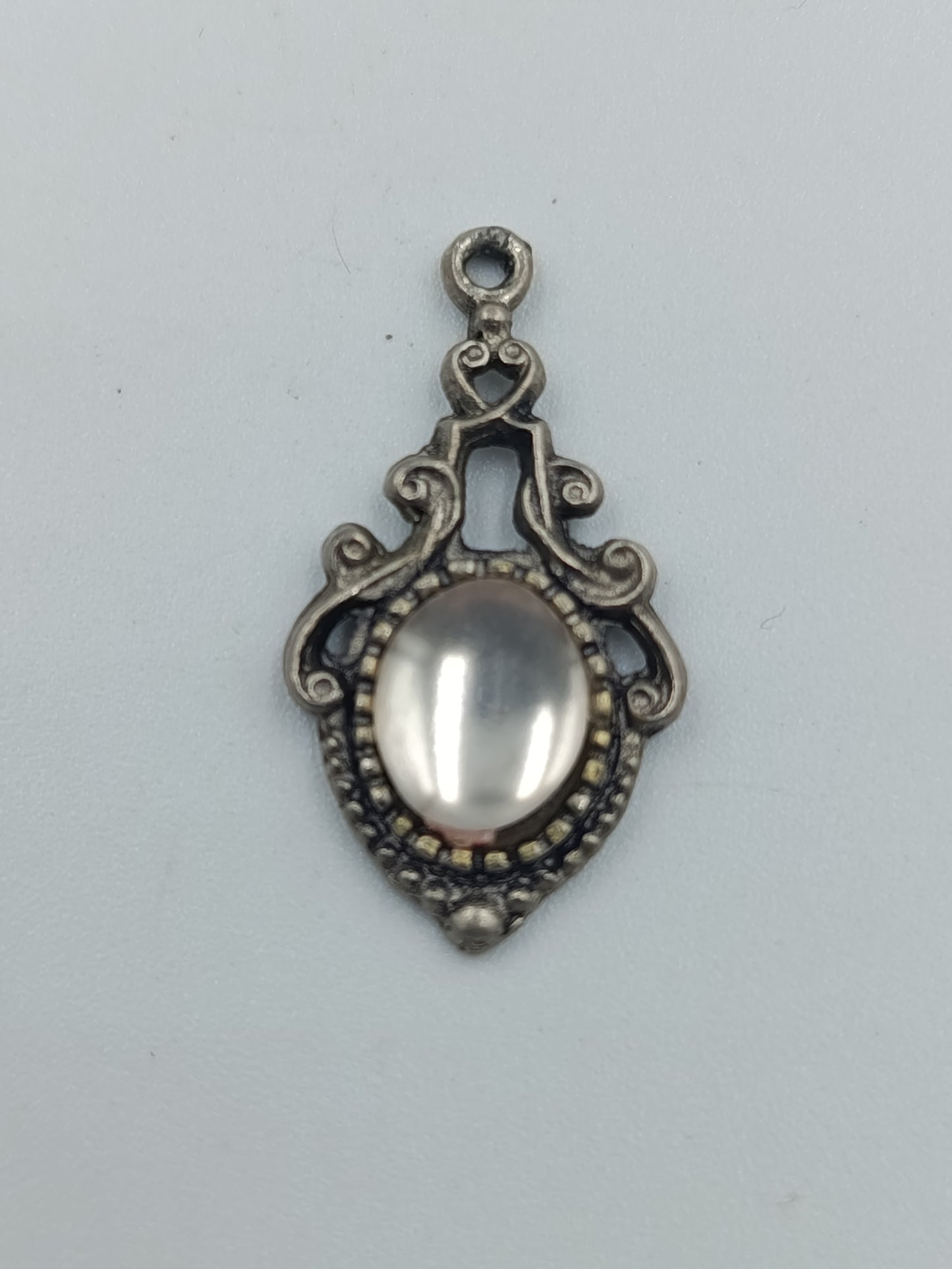 Antiker Anhänger mit weißem Cabochon