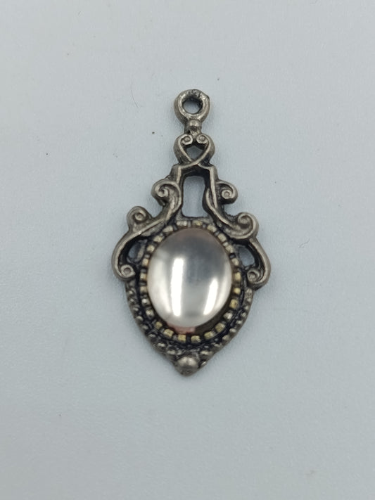 Antiker Anhänger mit weißem Cabochon