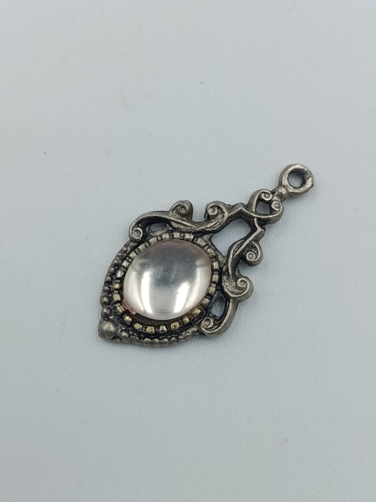 Antiker Anhänger mit weißem Cabochon