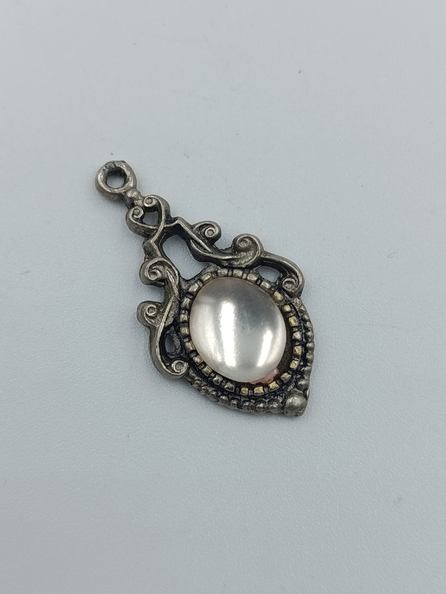 Antiker Anhänger mit weißem Cabochon