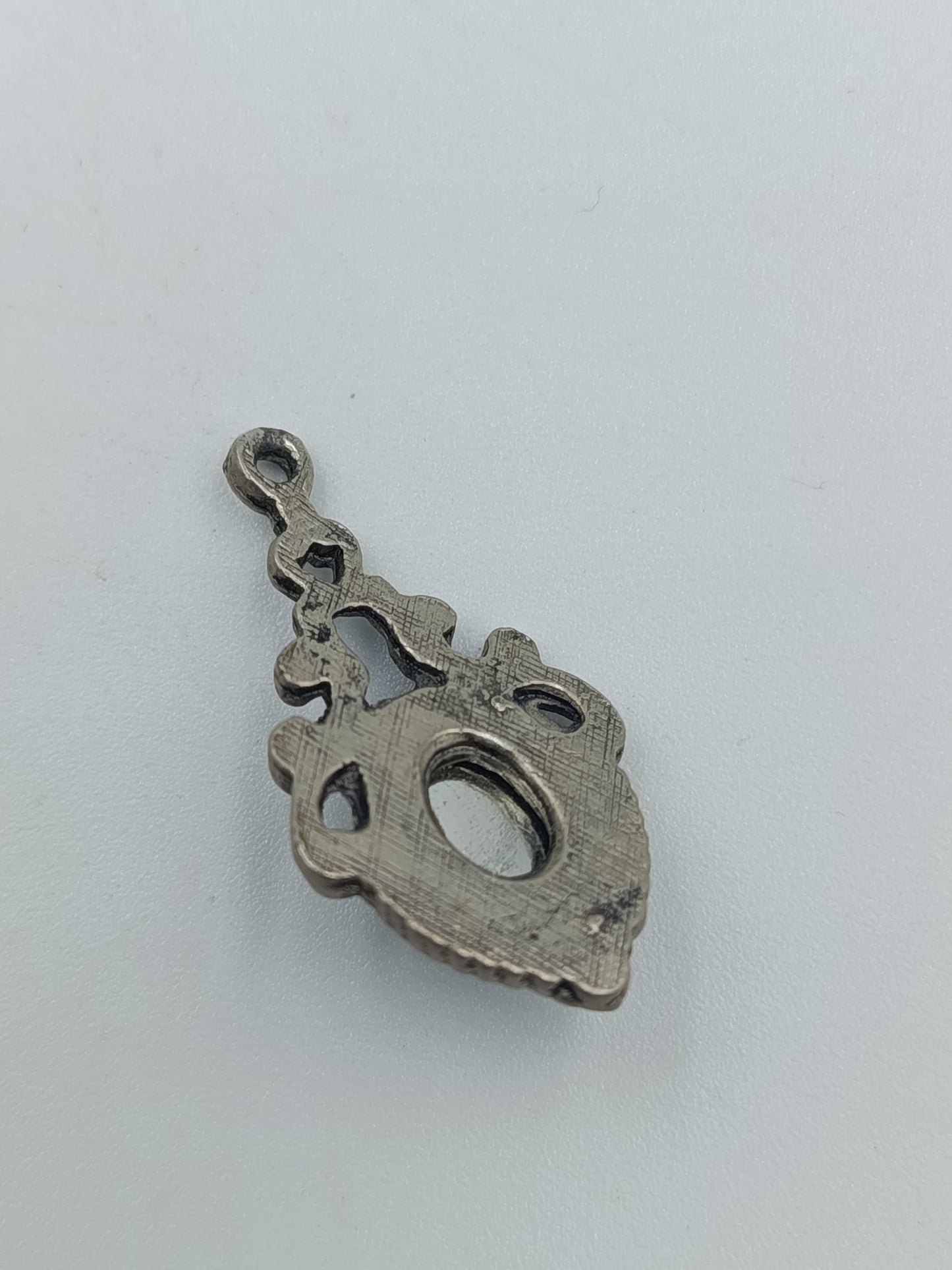 Antiker Anhänger mit weißem Cabochon