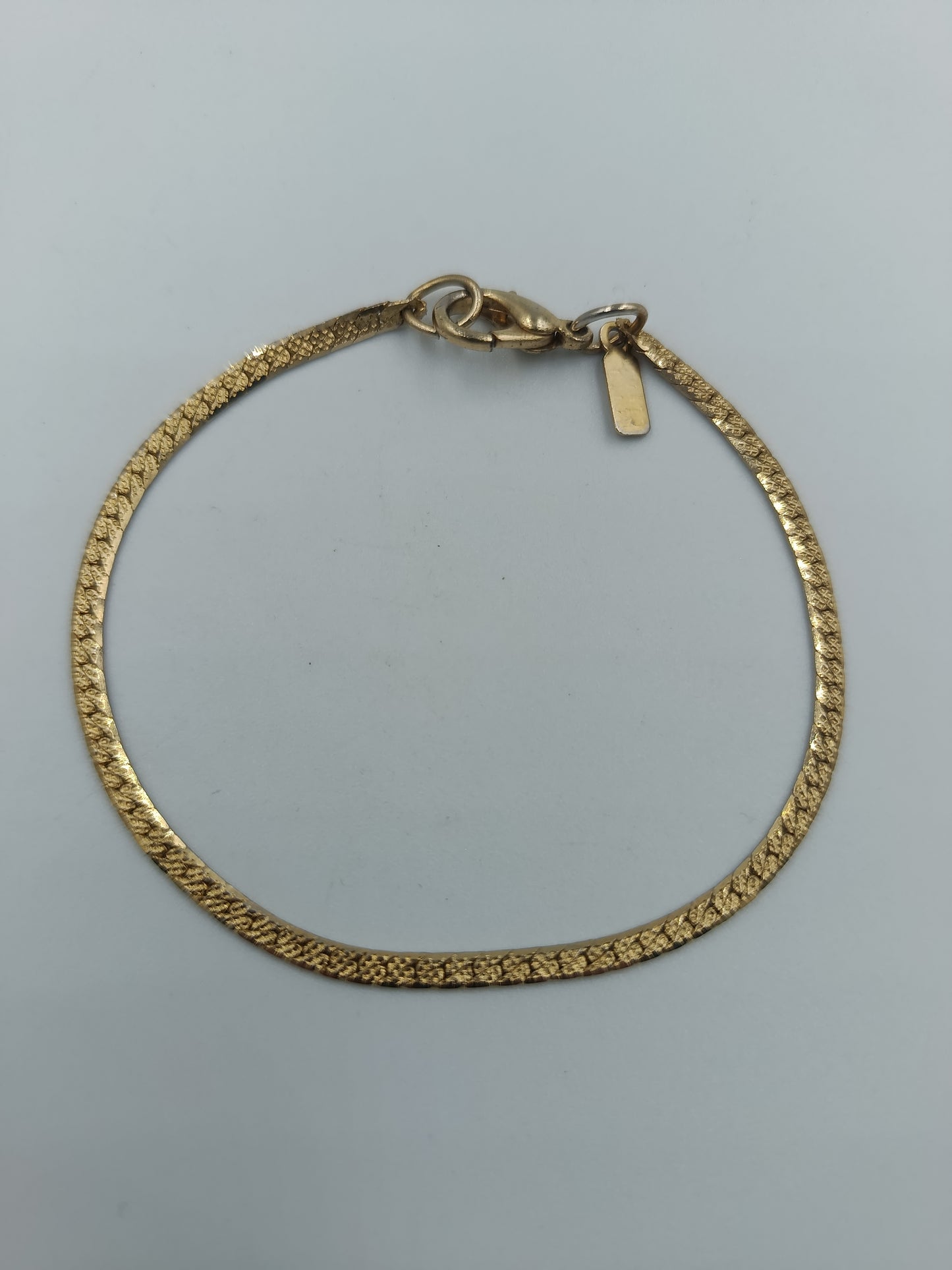 Vergoldetes Armband mit Strukturmuster