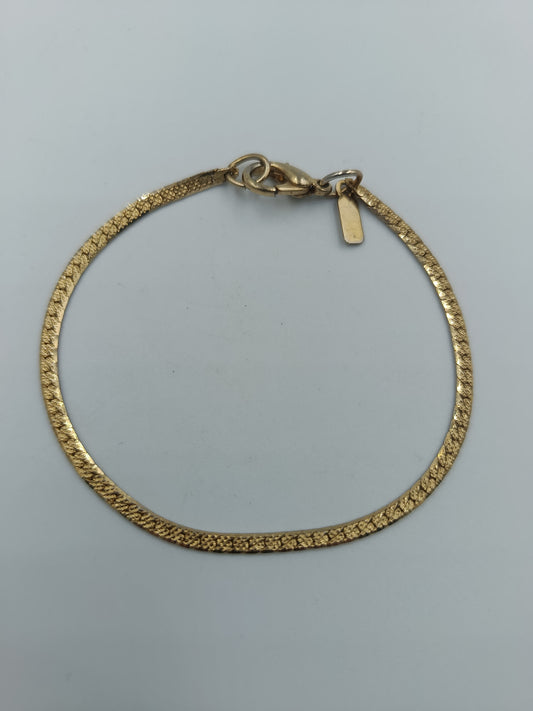 Vergoldetes Armband mit Strukturmuster