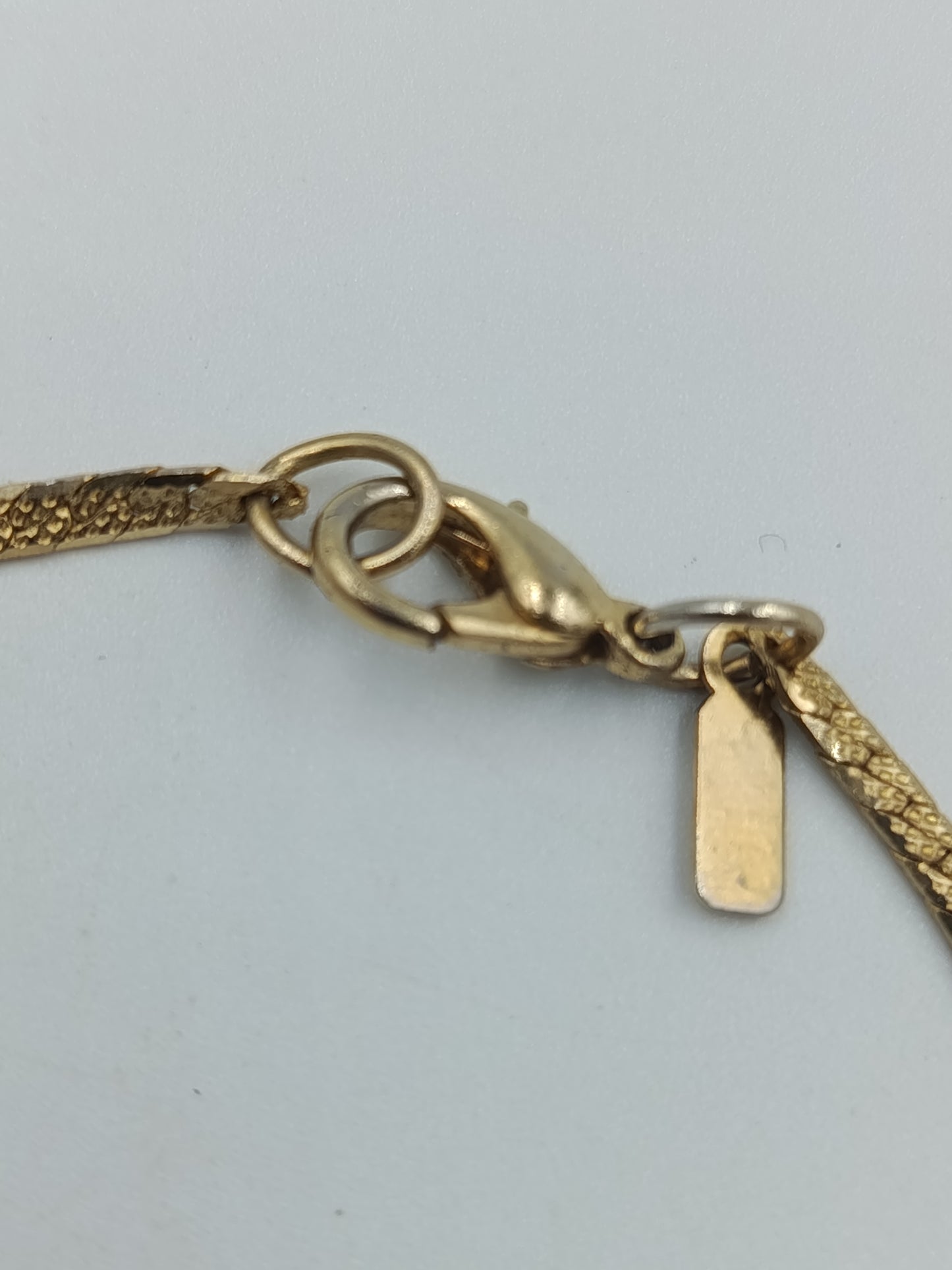 Vergoldetes Armband mit Strukturmuster