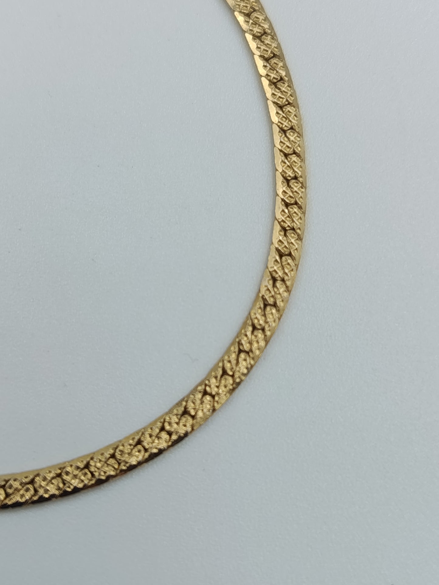 Vergoldetes Armband mit Strukturmuster