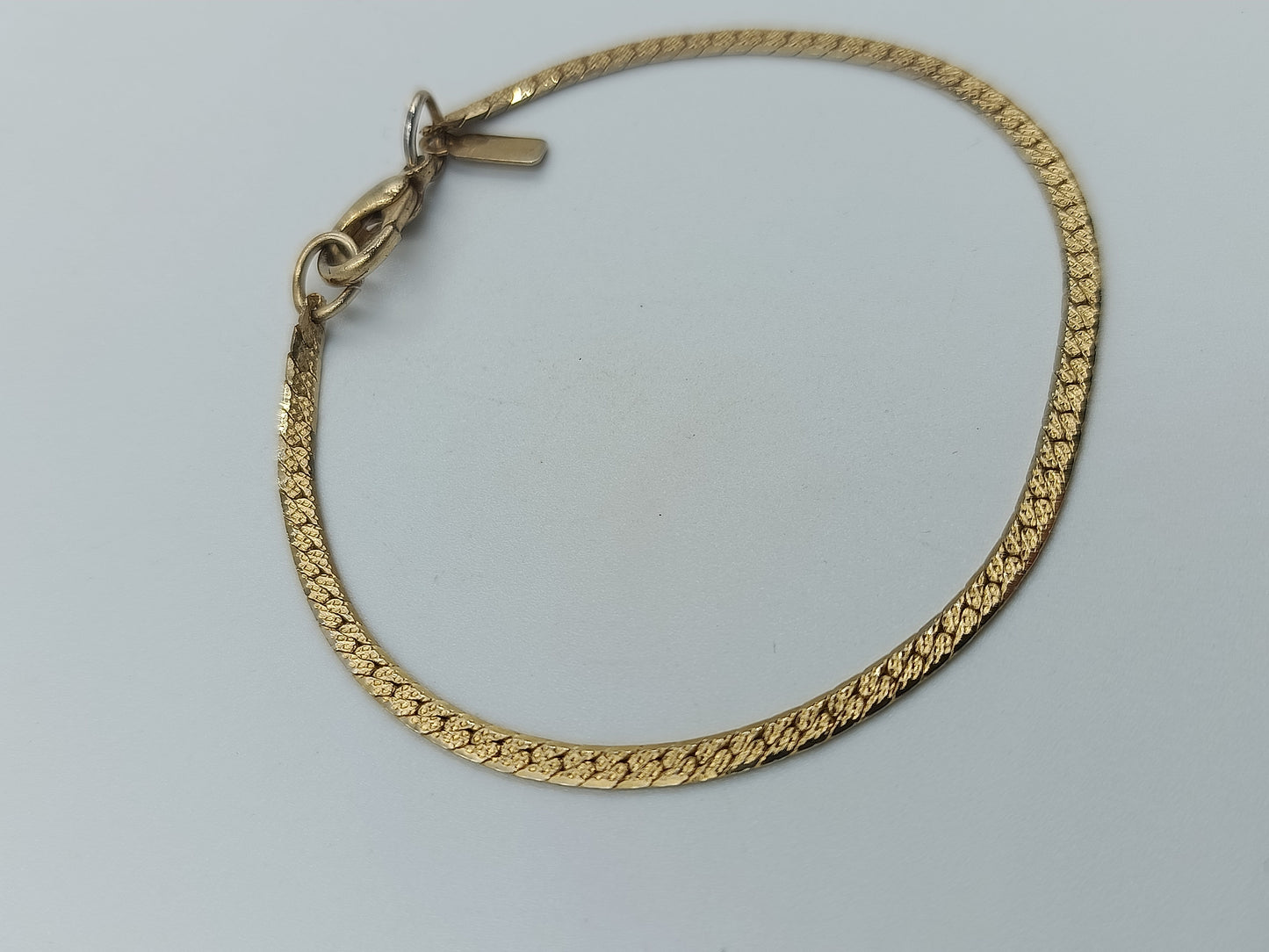 Vergoldetes Armband mit Strukturmuster