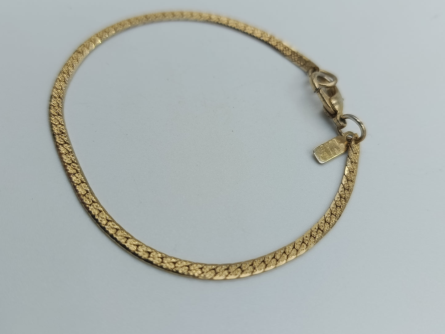 Vergoldetes Armband mit Strukturmuster