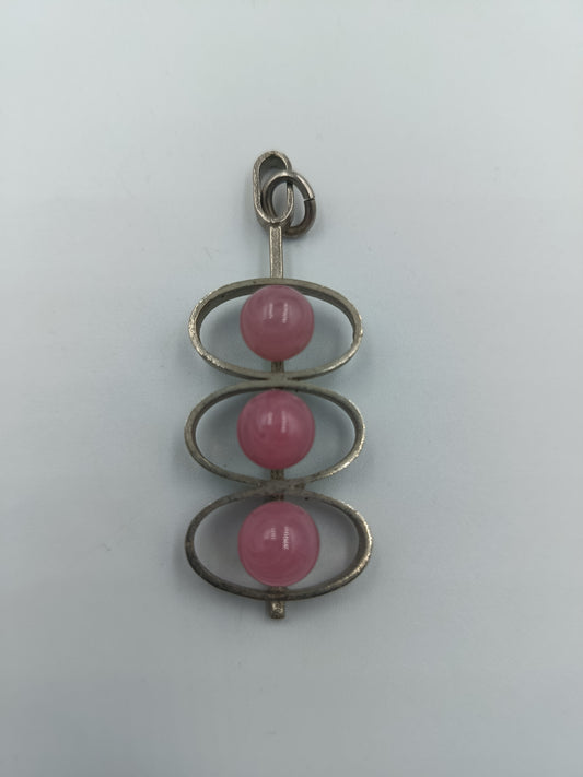 Vintage-Anhänger mit drei rosa Cabochons