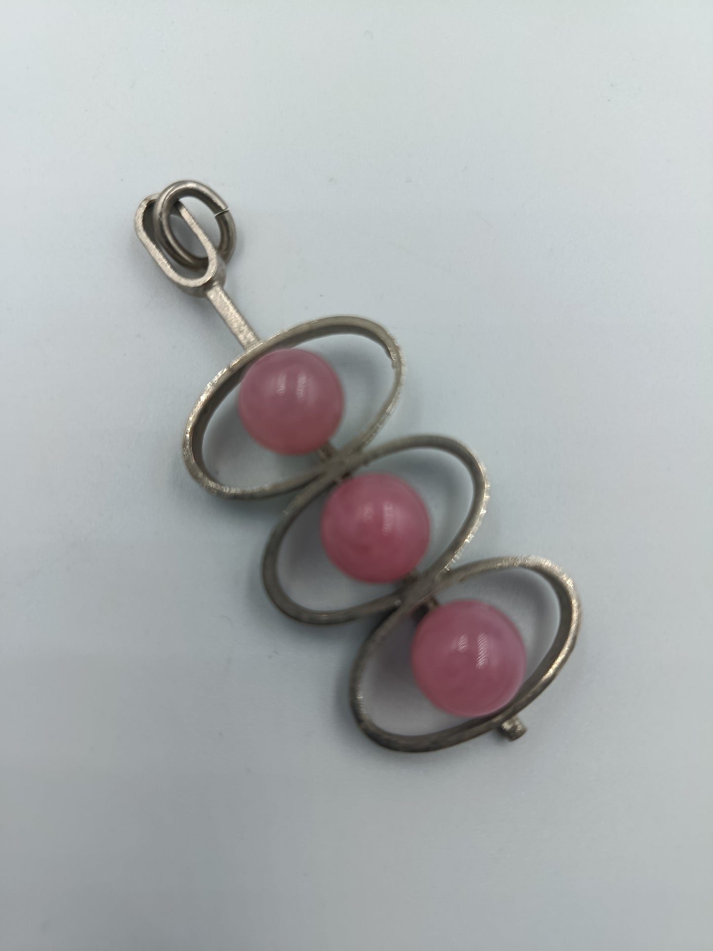 Vintage-Anhänger mit drei rosa Cabochons