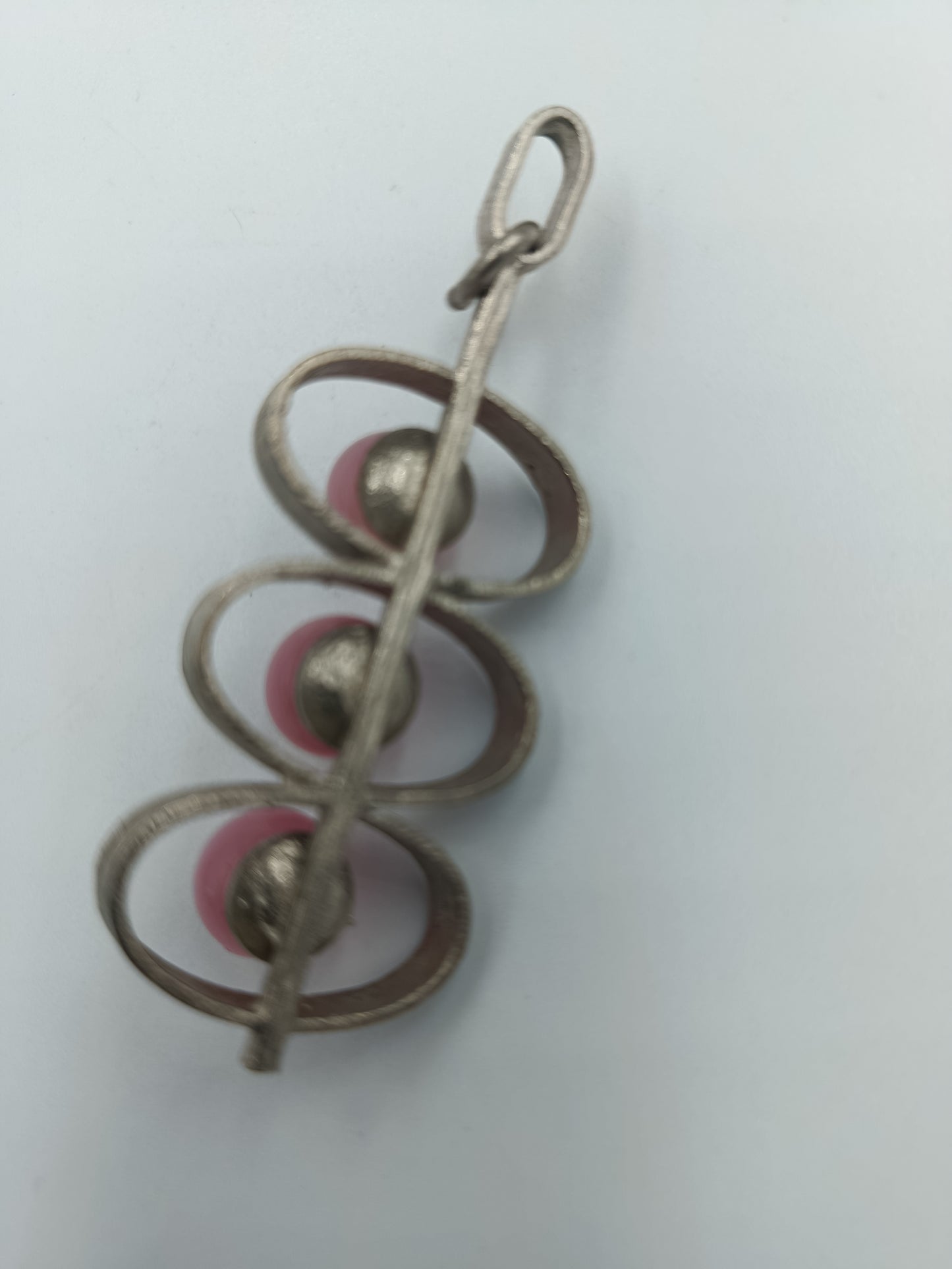 Vintage-Anhänger mit drei rosa Cabochons