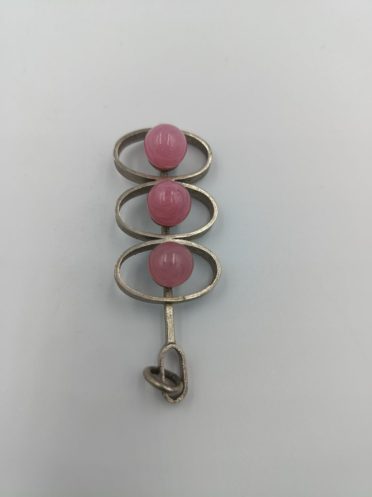 Vintage-Anhänger mit drei rosa Cabochons