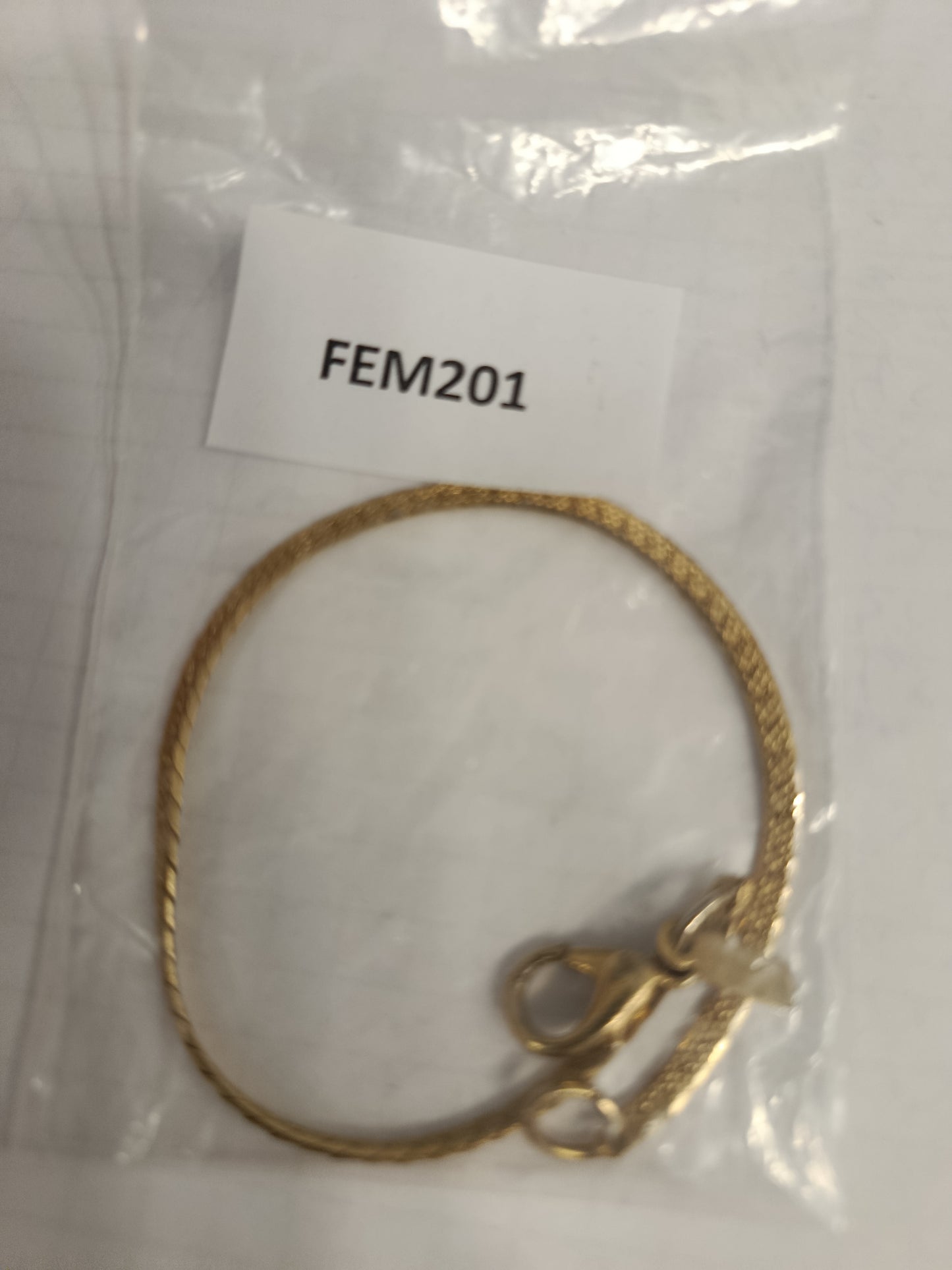 Vergoldetes Armband mit Strukturmuster