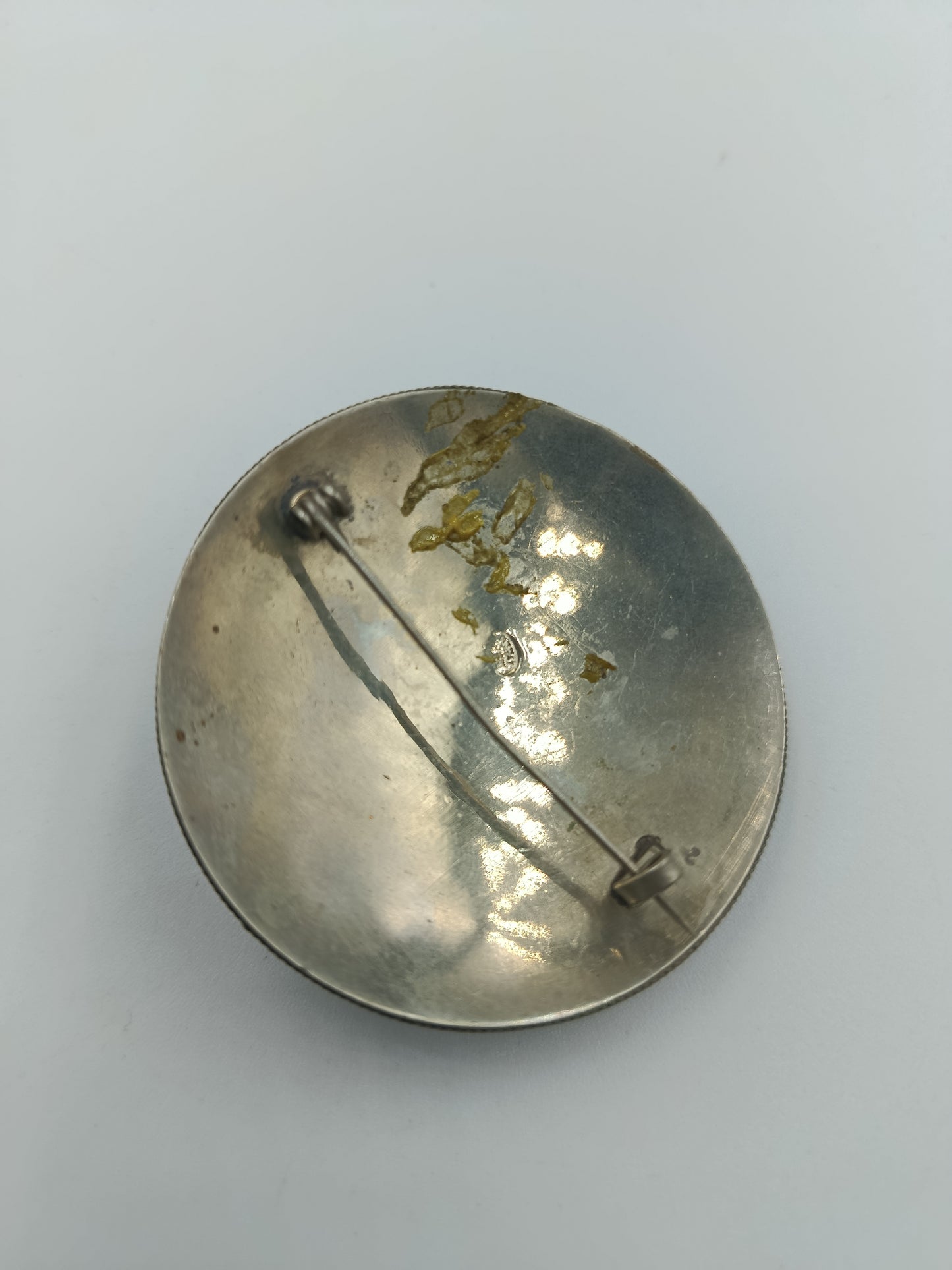 Vintage Filigran-Brosche mit blauen Cabochons