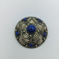 Vintage Filigran-Brosche mit blauen Cabochons
