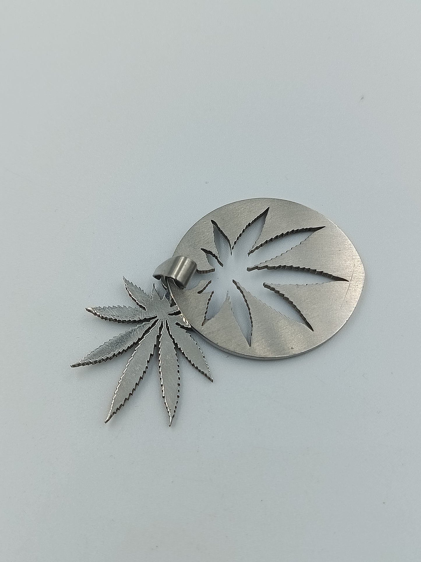 Edelstahl-Anhänger mit Blattmotiv