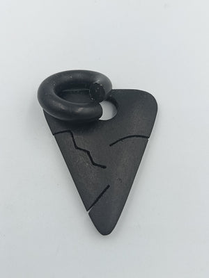 Moderner schwarzer Anhänger aus Horn