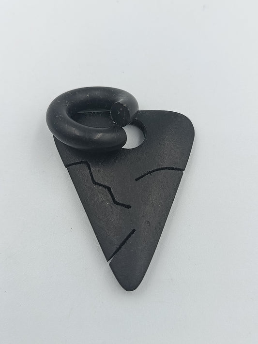 Moderner schwarzer Anhänger aus Horn