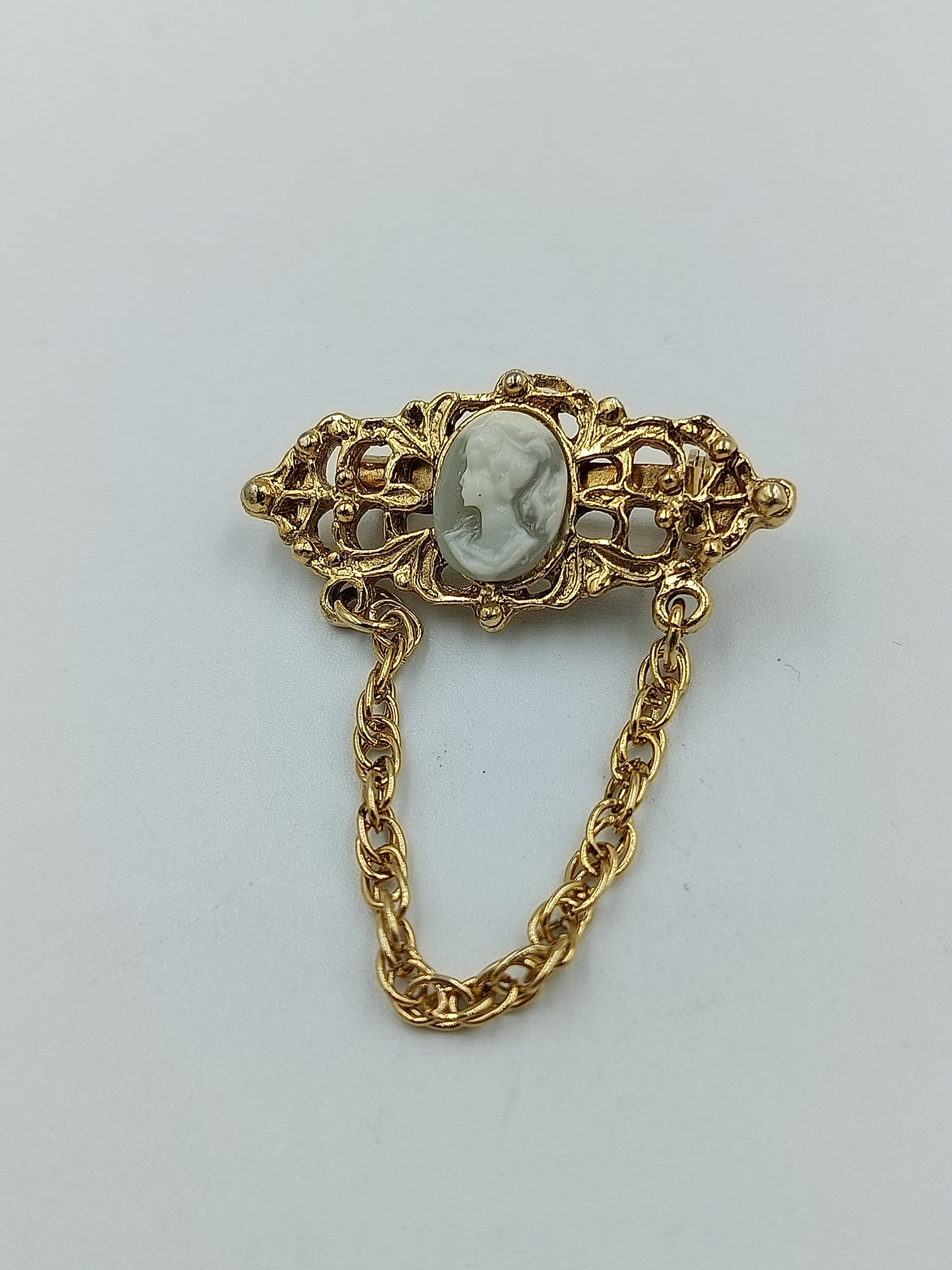 Goldfarbene Kamee-Brosche mit Kette