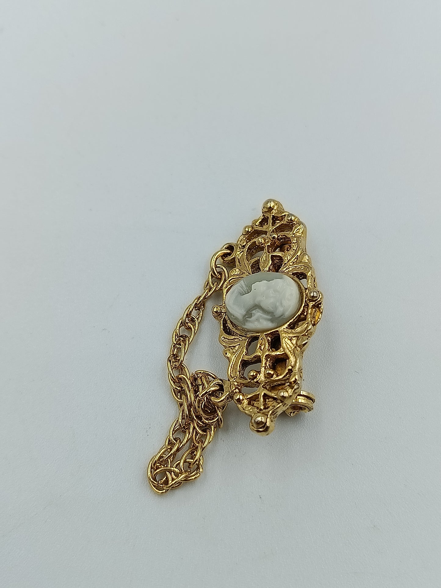 Goldfarbene Kamee-Brosche mit Kette