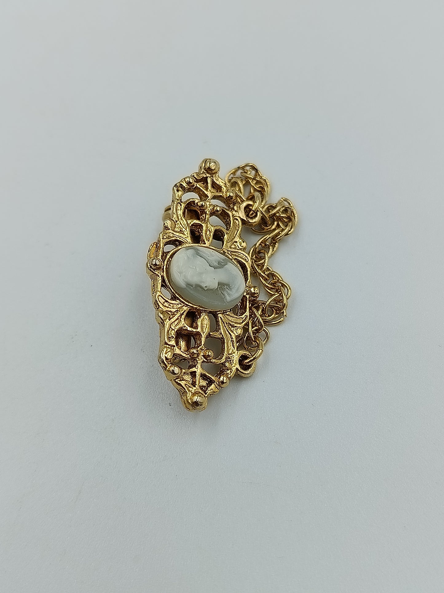 Goldfarbene Kamee-Brosche mit Kette