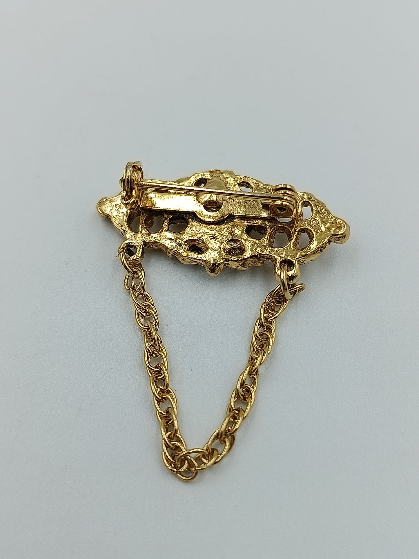 Goldfarbene Kamee-Brosche mit Kette