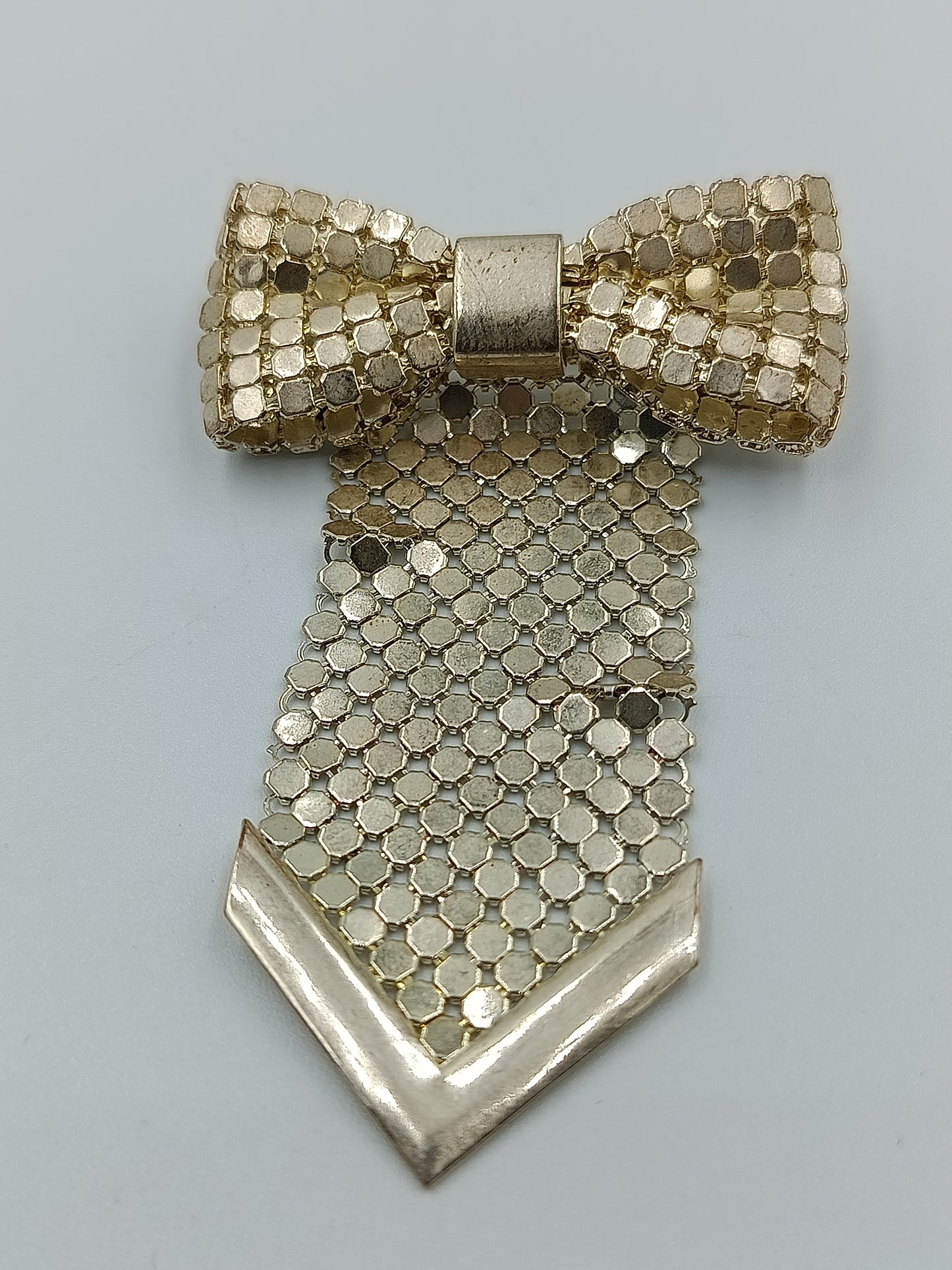 Goldfarbene Brosche mit Schleife und Mesh-Anhänger