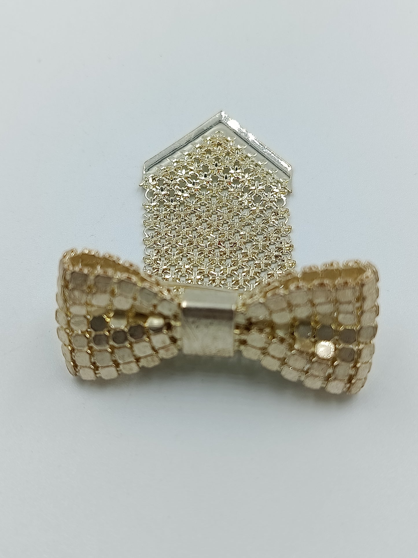 Goldfarbene Brosche mit Schleife und Mesh-Anhänger