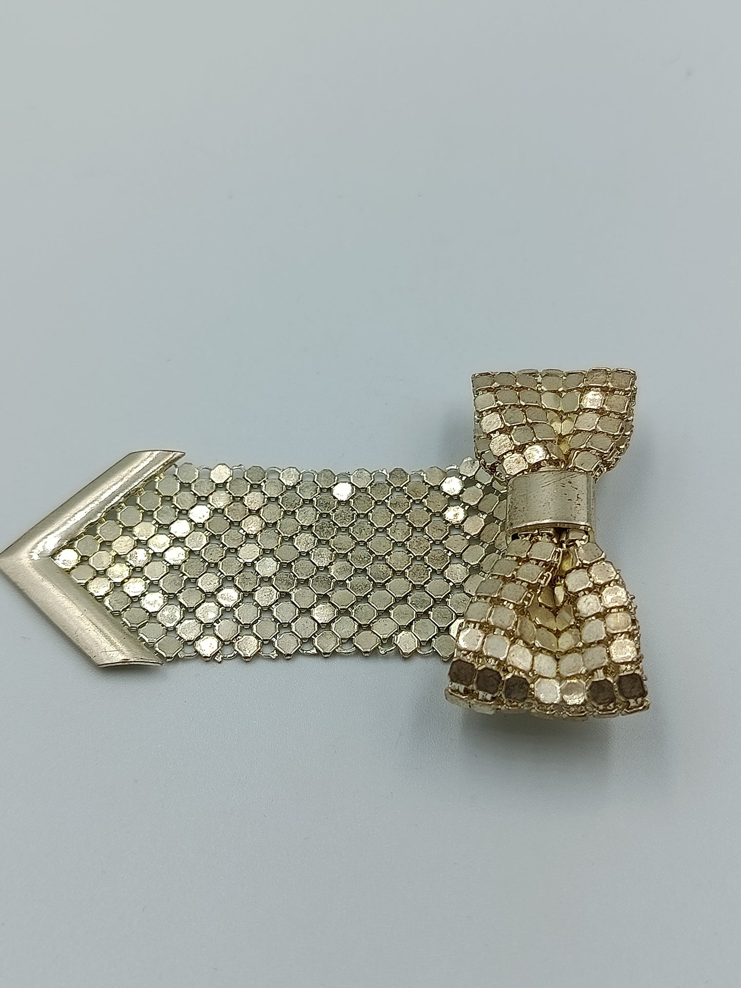 Goldfarbene Brosche mit Schleife und Mesh-Anhänger