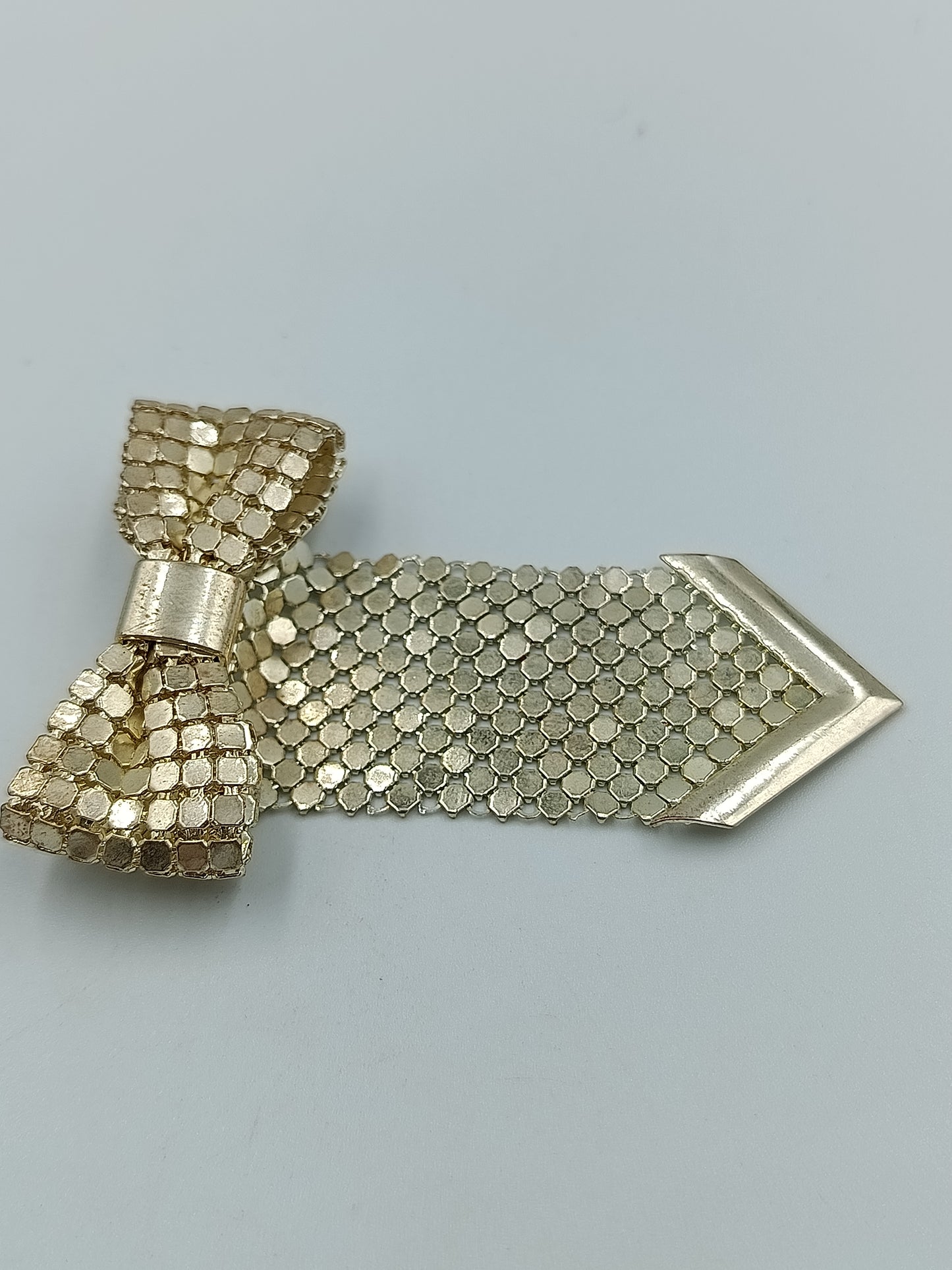 Goldfarbene Brosche mit Schleife und Mesh-Anhänger