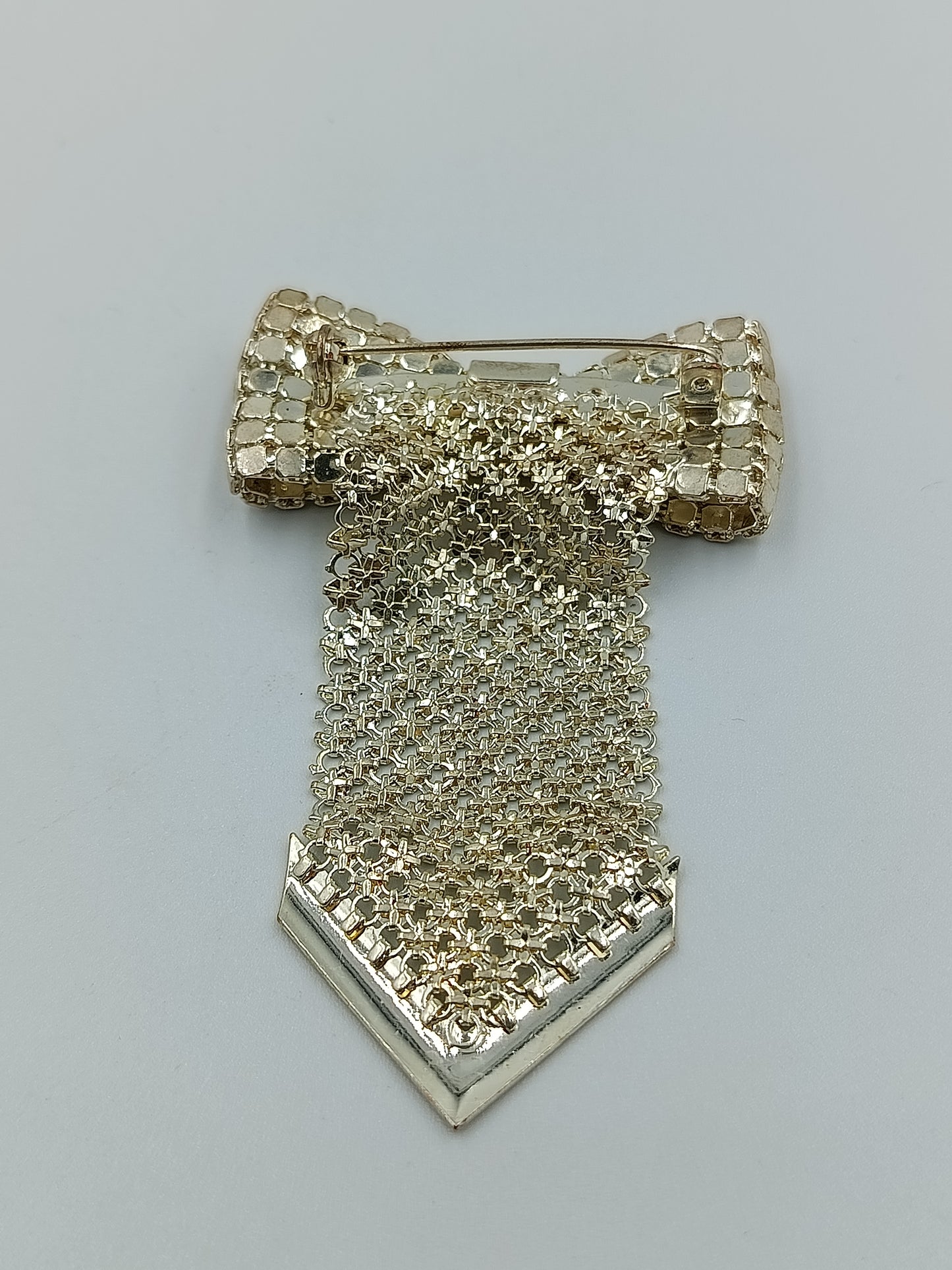 Goldfarbene Brosche mit Schleife und Mesh-Anhänger