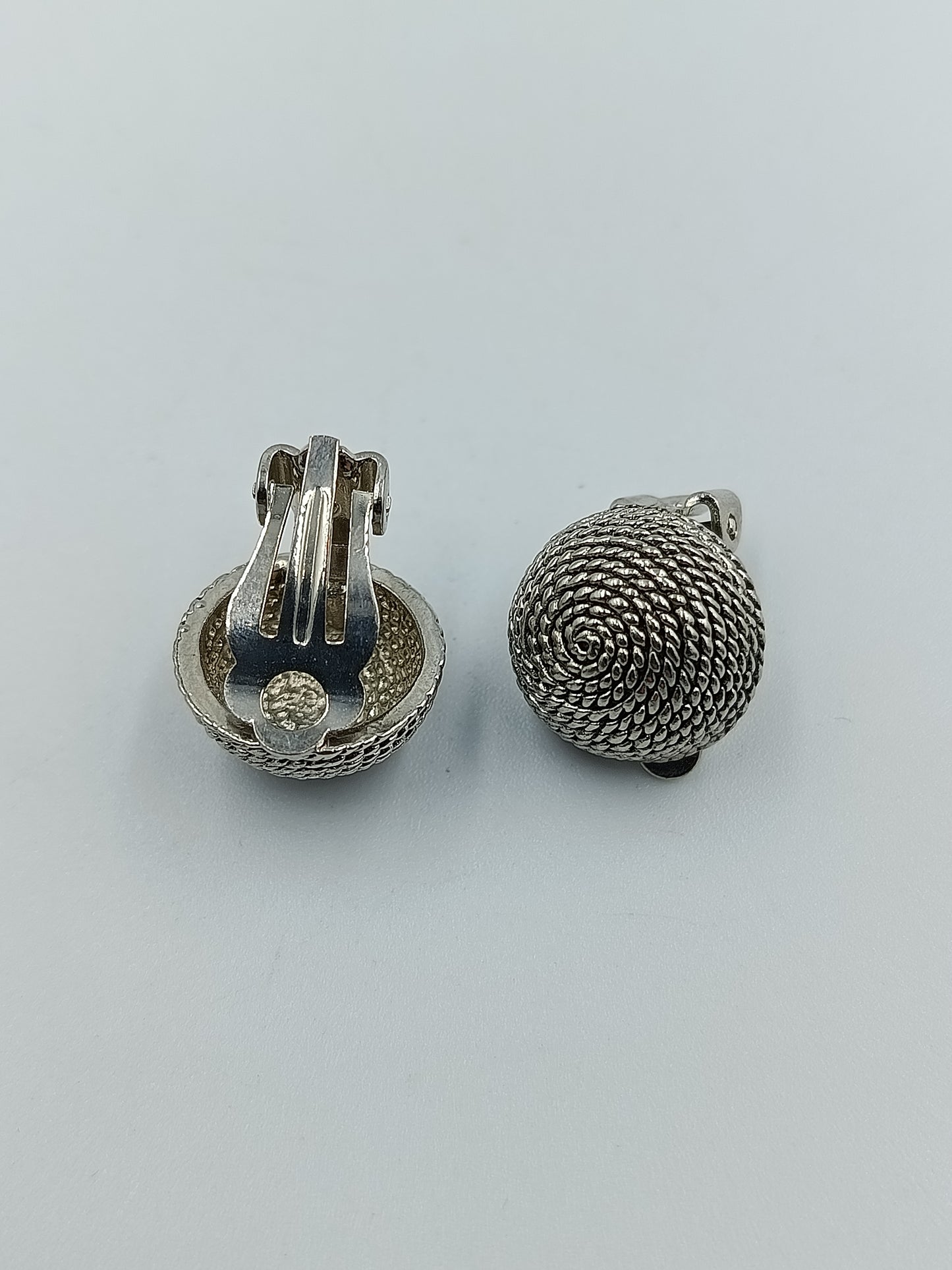 Silberfarbene Clip-Ohrringe im Spiraldesign