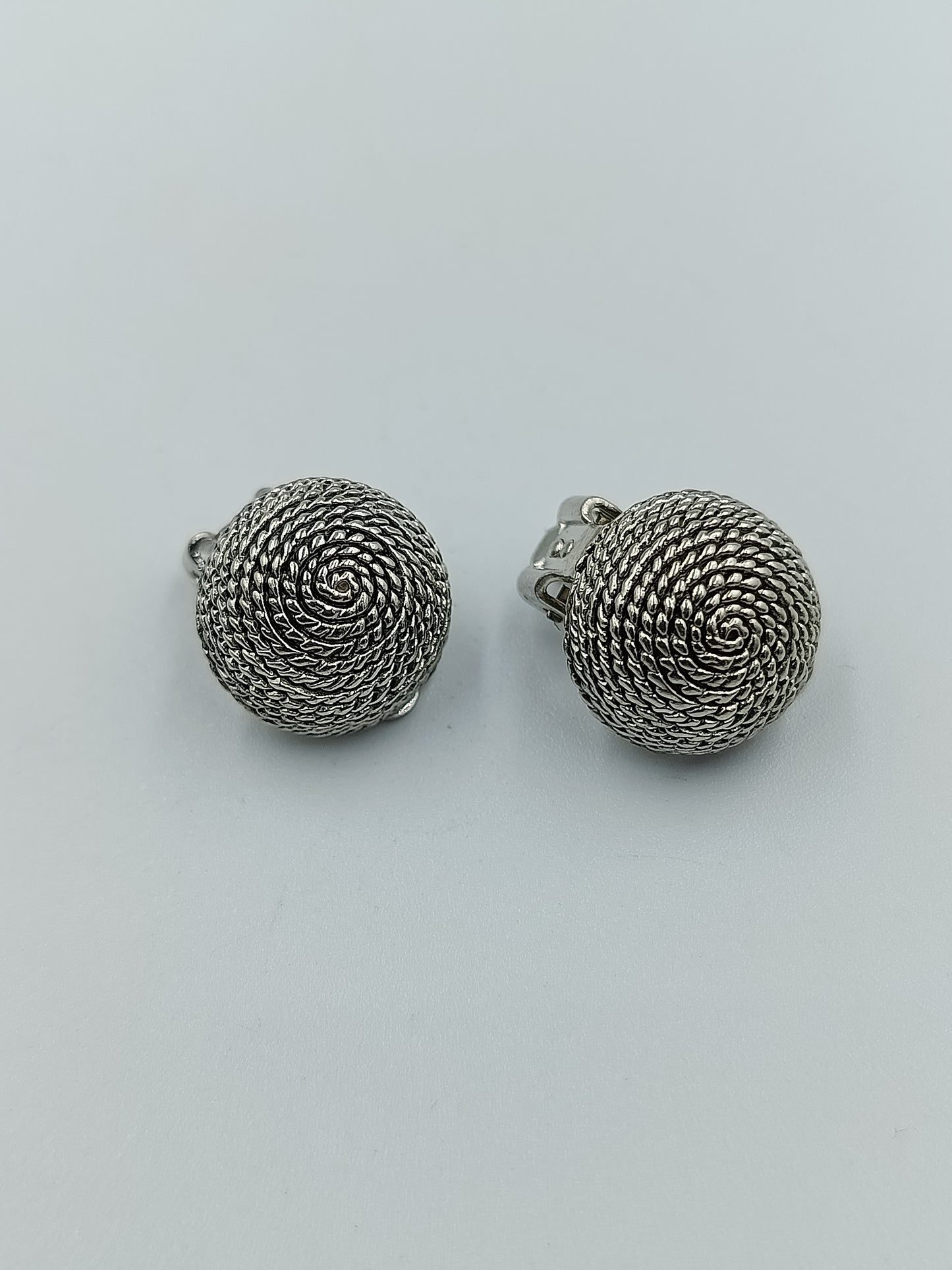 Silberfarbene Clip-Ohrringe im Spiraldesign