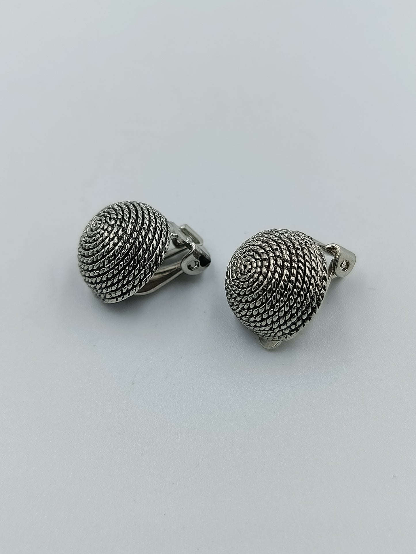 Silberfarbene Clip-Ohrringe im Spiraldesign