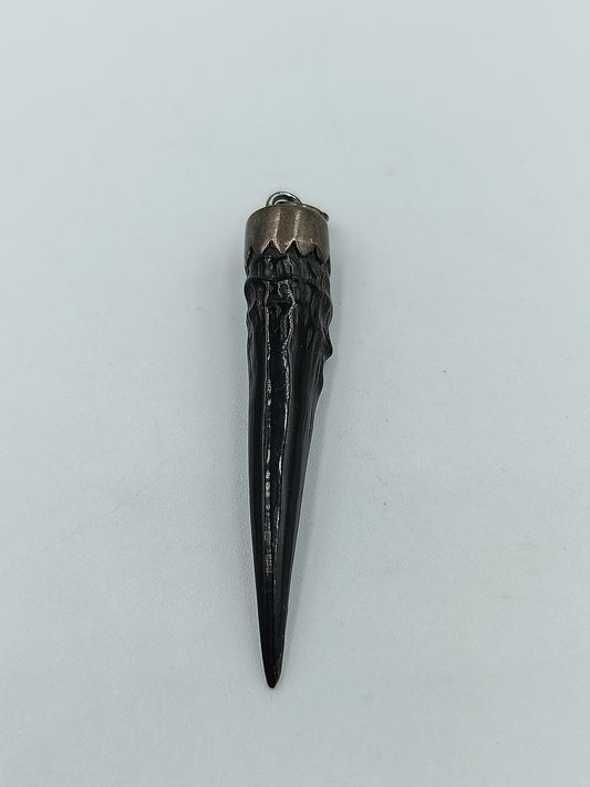 Schwarzer Horn-Anhänger mit Silberfassung