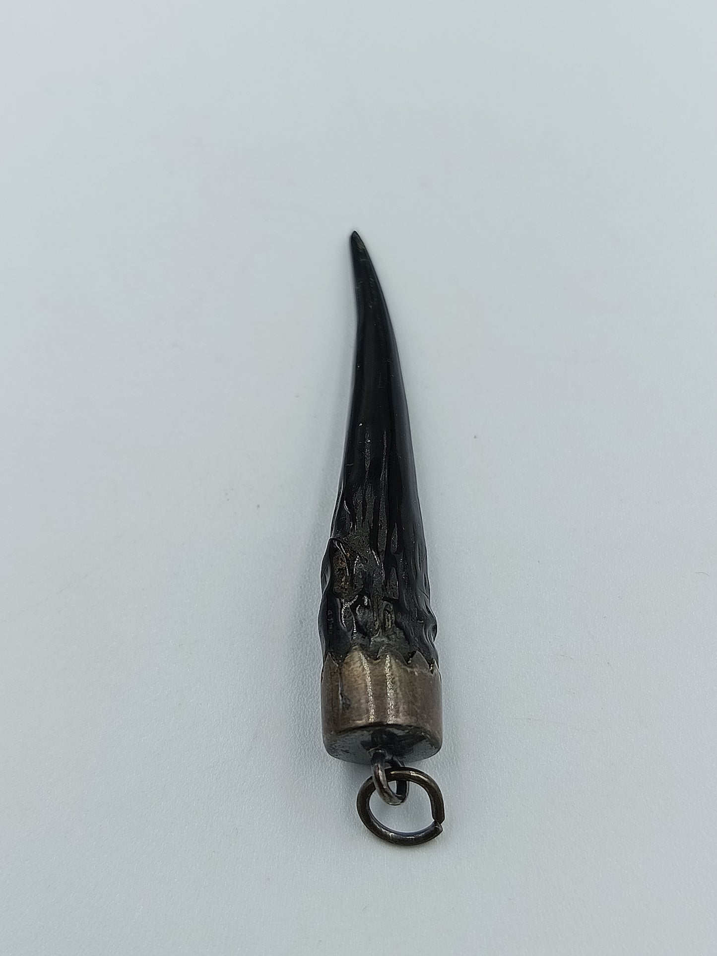 Schwarzer Horn-Anhänger mit Silberfassung