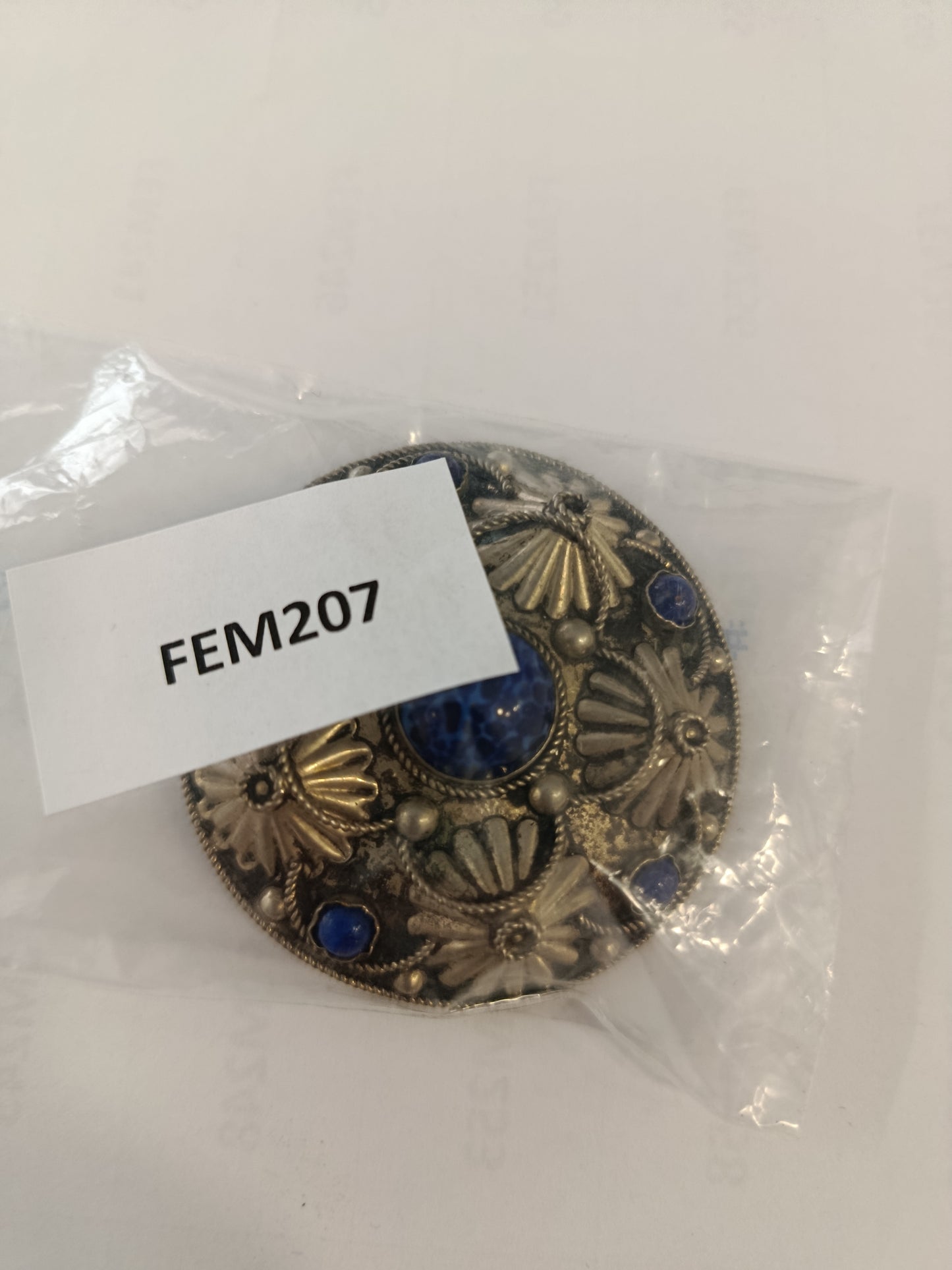 Vintage Filigran-Brosche mit blauen Cabochons