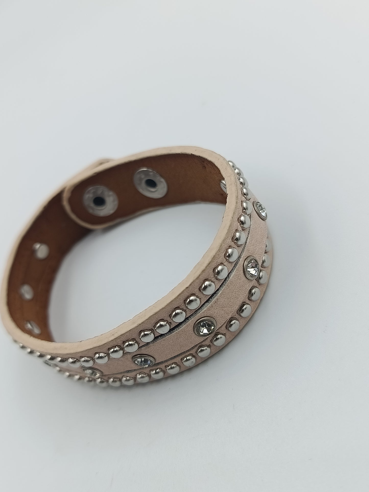 Lederarmband mit Strass und Nieten