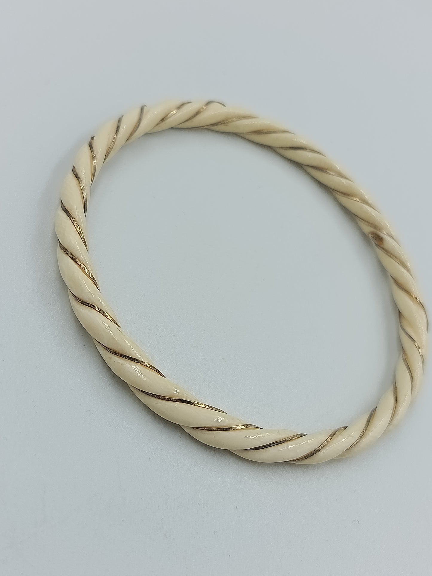 Starres Armreif-Armband im gedrehten Design